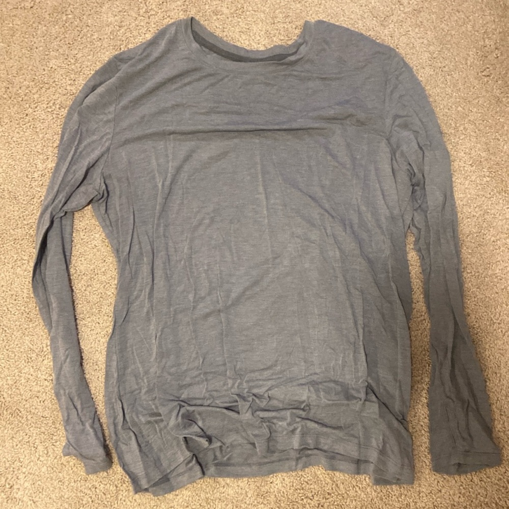Very light weight grey long sleeve. Very soft and comfy. LIKE BRAND NEW!